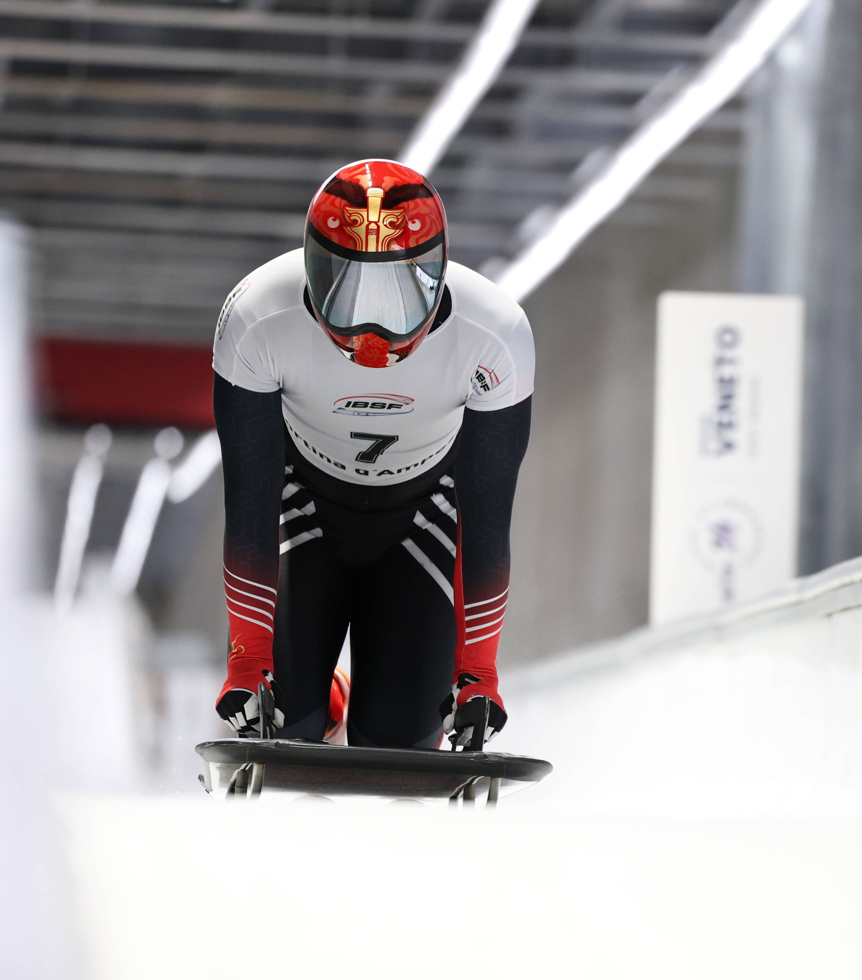 世界杯-世界杯系列赛科尔蒂纳丹佩佐站钢架雪车男子个人赛：殷正获得季军